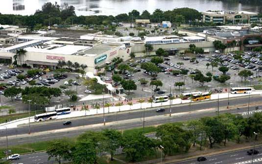 Figura 2: Imagem do ponto de ônibus do Barra Shopping em estudo. Fonte: Nascimento (2009) 3. METODOLOGIA O problema descrito na seção anterior retrata um caso de teoria das filas.