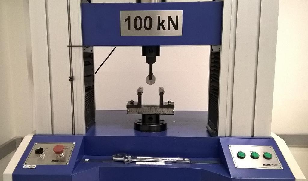 60 O equipamento utilizado no ensaio de dobramento será o mesmo que o de ensaio de tração, sendo que foi desenvolvido um dispositivo conforme norma ASME V.