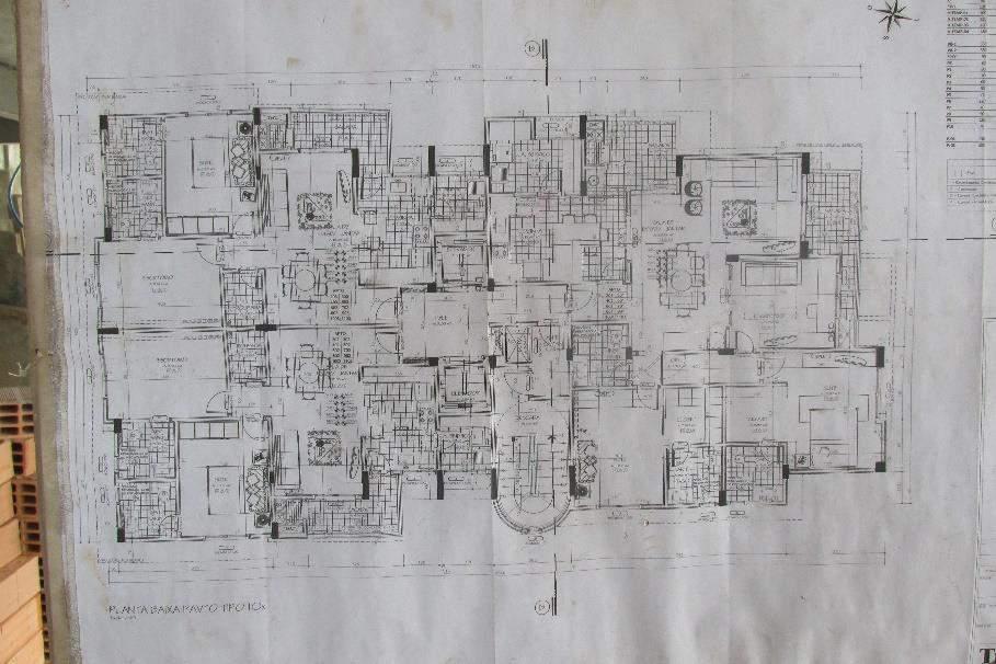 37 4.6 EXECUÇÃO DE ALVENARIA Com a estrutura do pavimento tipo pronta nos andares inferiores, deu-se início o processo de construção das paredes conforme indicado no projeto arquitetônico