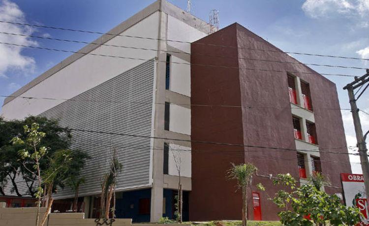 Figura 2 Exemplo de construção sustentável: Escola Ilha da Juventude (SP) Segundo Partzlaff (2009), construções sustentáveis são definidas como construções que visam, desde a fase de projeto, um