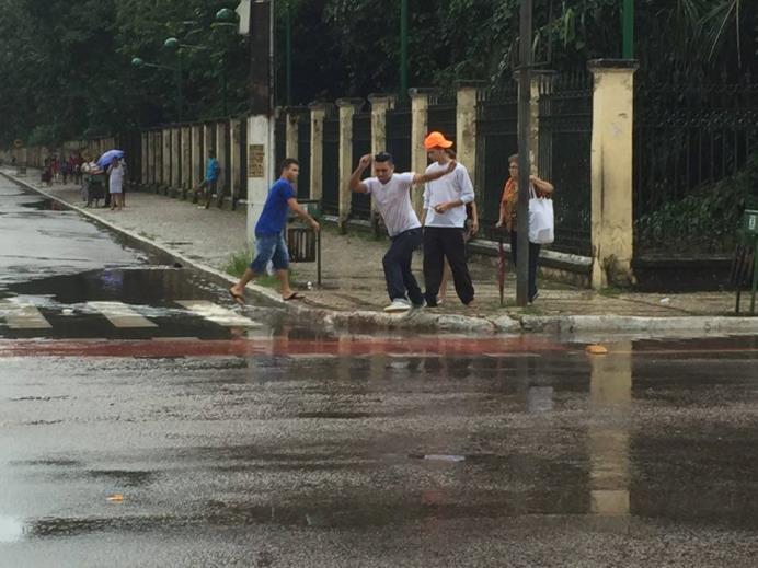 Sarjetas e bocas de lobo deteriorados, ocasionando alagamentos e transtornos para pedestres, como mostra a Figura 3 que foi tirada no exato momento em que pedestres tentavam atravessar na Travessa