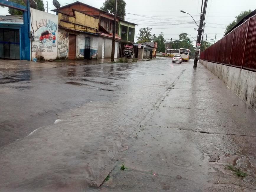 Após uma chuva relativamente intensa, as sarjetas não suportam o escoamento superficial, fazendo com que as água pluviais cheguem quase à crista da rua e invadam as calçadas em ambos os lados como na