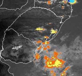 Pela imagem de satélite referente às 17:45 UTC (Figura 4.a), é possível observar que a tempestade, agora indicada por setas, apresentava nebulosidade com temperatura de topo por volta de -40 C.