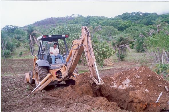 26 Figura 5 Etapas da construção de uma barragem subterrânea modelo Costa & Melo no Estado do Ceará. (a) escavação; (b) colocação da lona; (c) aterramento Fonte: Oliveira et al.