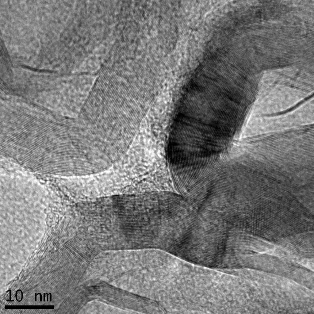 (a) (b) FIGURA 38 - Imagens de microscopia eletrônica de transmissão, após tratamento a 900 ºC sob argônio, dos híbridos Ni/Carbono preparados pela carbonização hidrotérmica usando (a) glicose e (b)