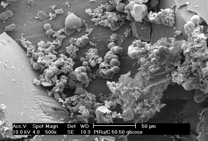 72 (a) (b) (c) FIGURA 18 Micrografias obtidas por microscopia eletrônica de varredura dos materiais PtRu/Carbono, tratados