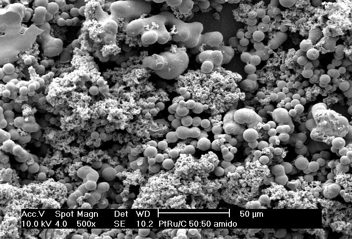 A micrografia obtida por microscopia eletrônica de varredura do material PtRu/C preparado usando glicose mostra um material com