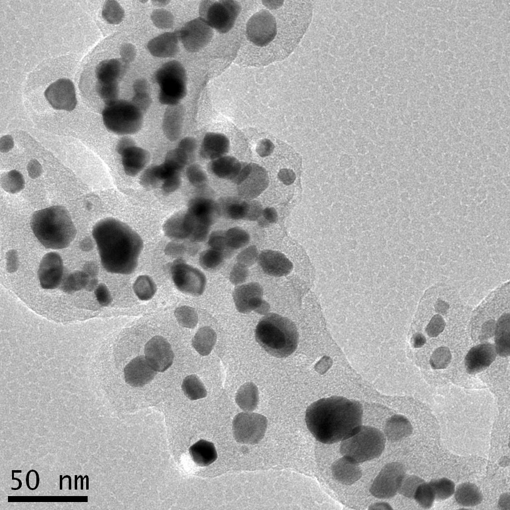80 (a) (b) FIGURA 23 - Micrografias obtidas por microscopia eletrônica de transmissão dos híbridos PtRu/Carbono, tratados termicamente, com carga metálica nominal de (a) 5% e (b) 20%.