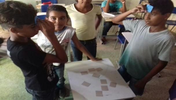 Os alunos envolvidos participaram da confecção do tabuleiro, o que facilitou a compreensão do jogo e de suas regras, as turmas foram divididas em grupos de três alunos,