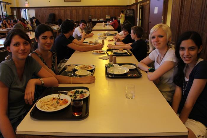 ALIMENTAÇÃO Os estudantes terão 3 refeições por dia de segunda a domingo café da manhã, almoço e jantar As refeições são servidas no refeitório do campus e incluem uma grande variedade de opções