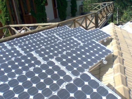 62 Sistemas Fotovoltaicos Conectados a Redes de Distribuição Urbanas SQ-70 (70 Wp) e um inversor XANTREX modelo GT-3.3 (comunicação pessoal 4 ).