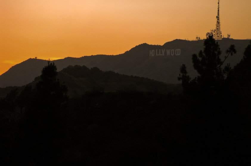 Hollywood Apesar de ser apenas um bairro de Los Angeles, Hollywood representa a imagem que o mundo tem da cidade.