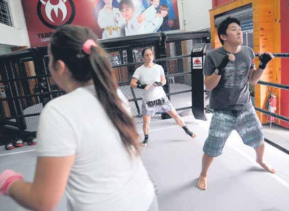 hora de treino. Também trabalha força, agilidade, equilíbrio e a condição cardiorrespiratória. Em um mês os alunos já sentem a diferença no corpo, reduzindo medidas e fortalecendo a musculatura.