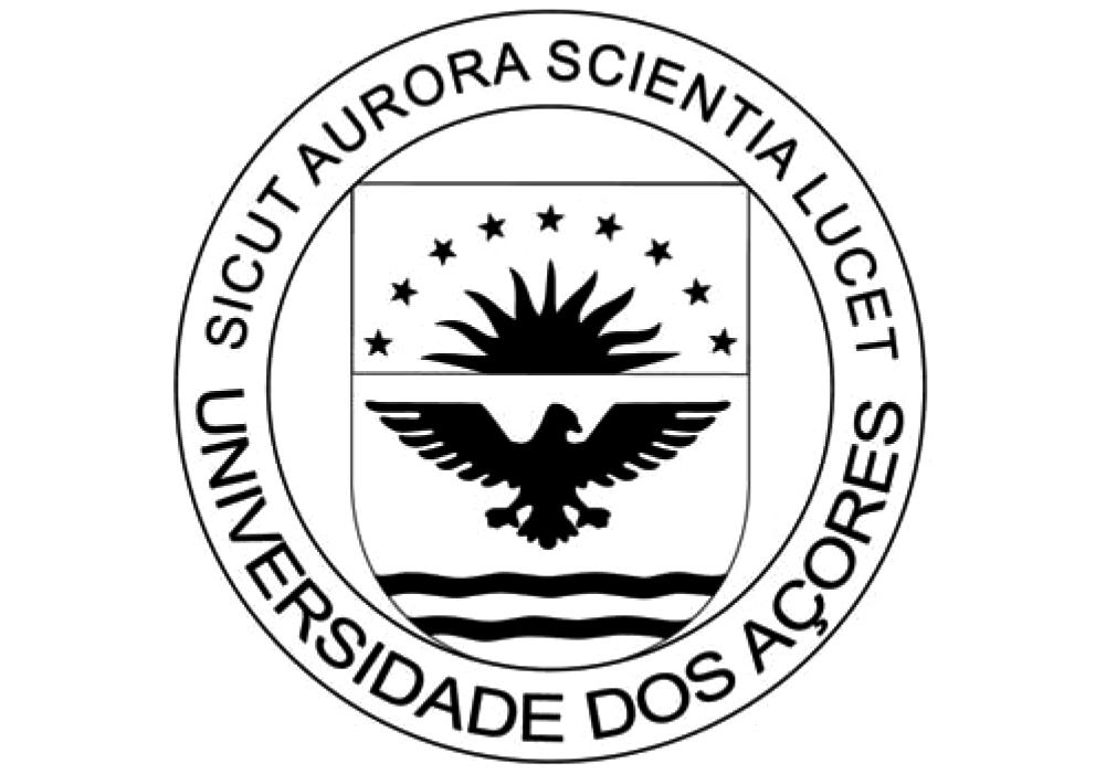 O capelo é constituído por uma peça de cetim da cor do curso e decorado com cordão de cetim de cor igual. Repousa sobre o ombro como estola e prende com travinca ou colchete.