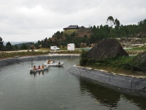 19), dirigia o participante ao local, dava a canoa (de três lugares cada), ajudava a equipar e explicava como se procederia no manuseamento do remo.