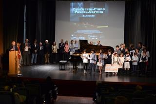 Comunicação social Jovens distinguidos em concurso de piano Quarta-feira, 05 de Maio de 2014 in: Jornal Mais Semanário, pág.