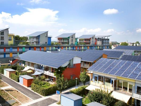 2.3 Geração da energia solar Figura 1 - Casas de teto solar em Freibourg na Alemanha Existem duas maneiras para geração de eletricidade através do uso da energia solar.