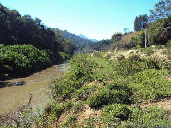 Modelo de obras insustentável Dragagem executada ao longo do Rio Santo Antonio - o material retirado do leito do