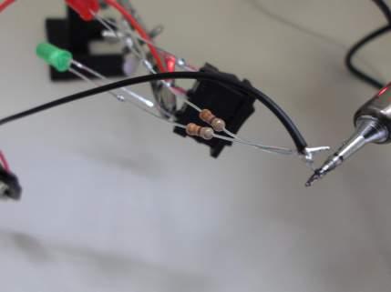 Toymodel IV Figura : Finalmente, para fechar o circuito, o fio preto