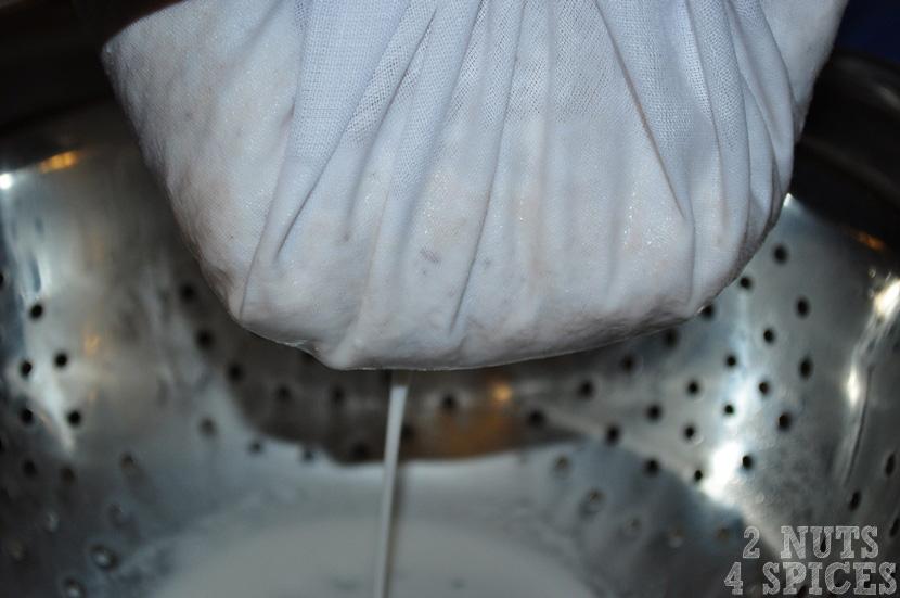 Com o coco todo triturado, coe a mistura que foi feita no liquidificador em um pano limpo e esterilizado (para esterilizar basta ferver o pano em uma panela).