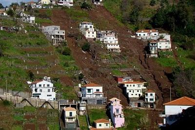 - DESFLORESTAÇÃO - A destruição da vegetação pela agricultura, incêndios, pastoreio e outras atividades económicas tem aumentado o escoamento superficial e