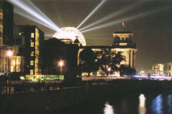 239 Embora possua uma inegável qualidade plástica e espacial, que combina criatividade formal e tecnológica, a nova cúpula do Reichstag não causaria o mesmo impacto não teria a mesma significação,