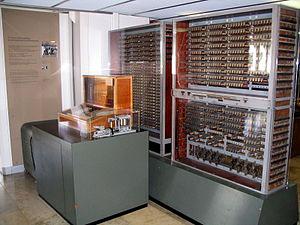 Z3 Primeiro computador eletromecânico projetado por Konrad Zuse (1910 1995) programável e totalmente automático; Terminado em 1941 e usado pela Força Aérea Alemã para realizar análises estátisticas