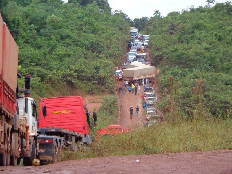 observar o mau estado da via, e dificuldade que os caminhões encontram para transitar. Figura 5: BR 163 no estado do Pará Fonte: Grupo ESALQ-LOG iv.