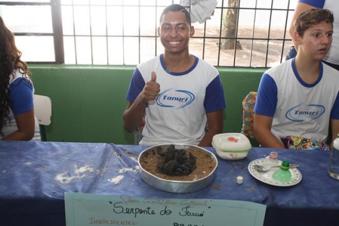 Foto 13: Apresentação do experimento Serpente do Faraó pelos alunos