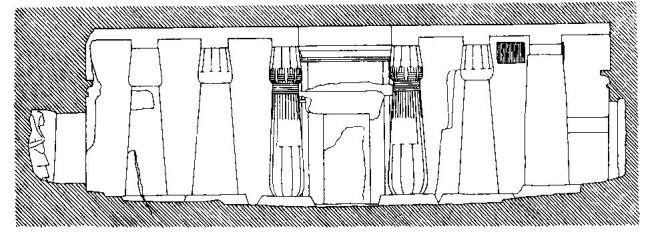 2. Breve notícia sobre as características arquitectónicas Exterior (Pls. I, II) A largura da entrada é sensivelmente a mesma do portal. A superfície do seu lintel está quase destruída.