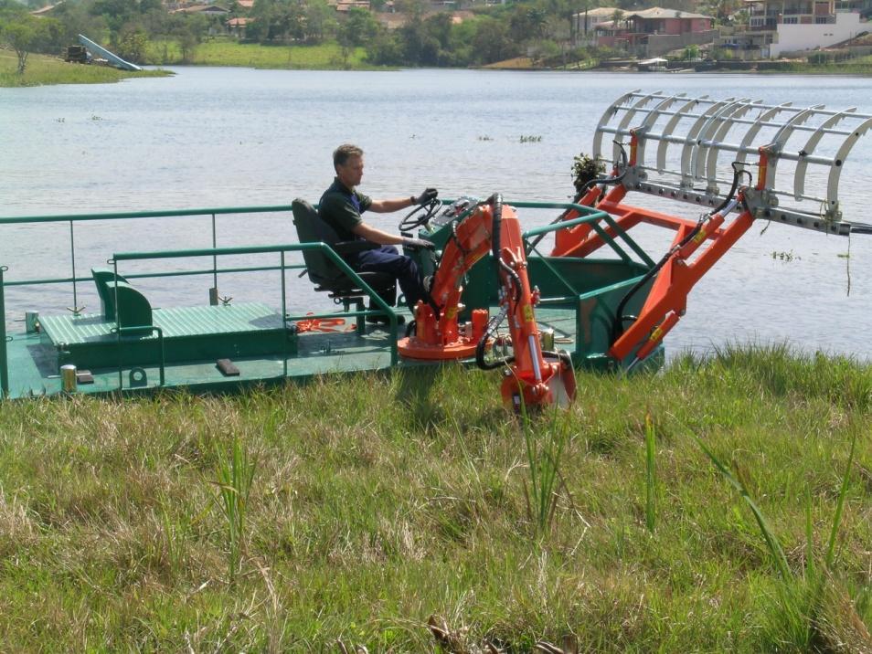 TRATOR AQUÁTICO Barco Ceifador