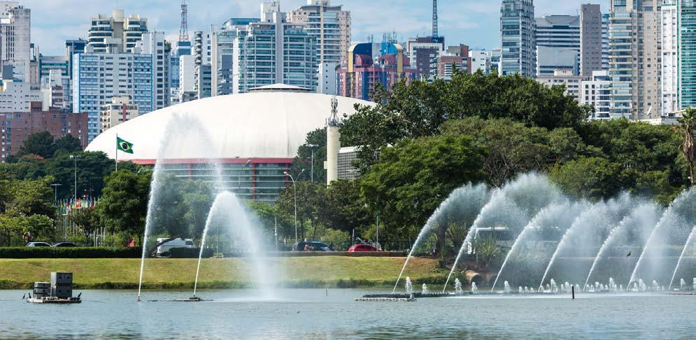 O parque tem muitas construções.