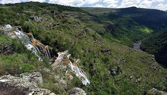 Ponte de pedra formada pelo rio