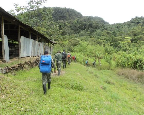 pelas longas jornadas diárias de trabalho nos campos minados e culminando com o retorno a suas Unidades.