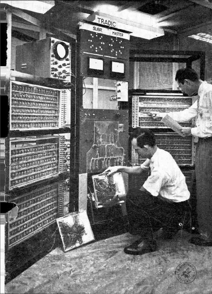 Gerações de computadores Segunda geração (1955-1966) Utilização de memórias de núcleo, transistores; Circuitos integrados em