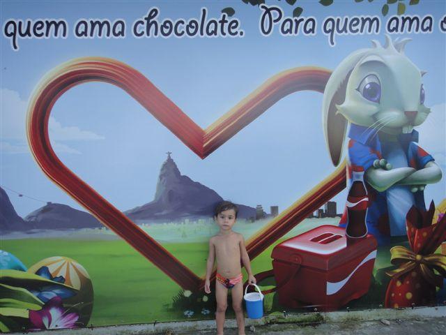 com a Dinda. Aproveitando uma ida ao Leme adorei essas fotos que clicamos com eles em um painel no Supermercado zona sul do leme.