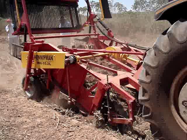 FIGURA 3 Arrancadora utilizada na colheita. As operações mecânicas foram realizadas com uso de tratores da marca Massey Ferguson 4x4.