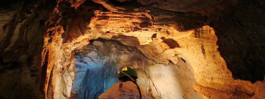 A gruta possui uma única entrada na base do maciço rochoso. Possui uma tipologia de fenda inclinada.