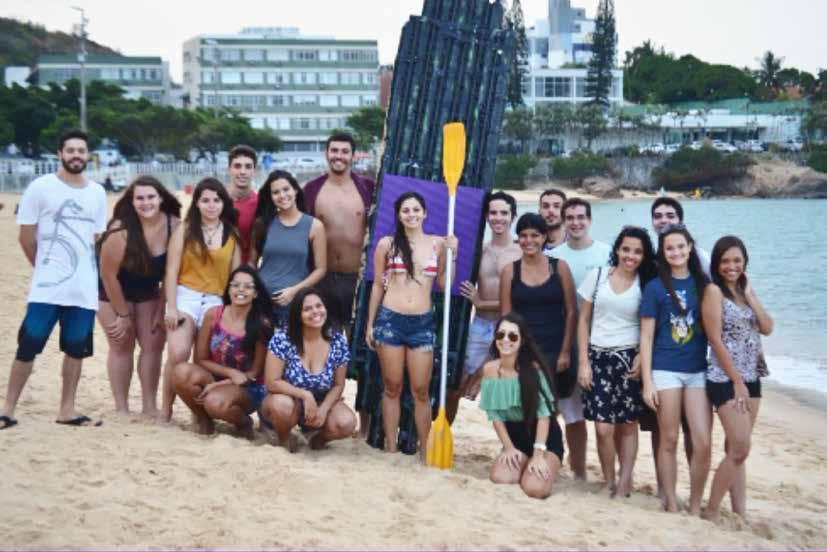 STAND UP PADDLE SUSTENTÁVEL Alunos e voluntários produzem entretenimento sustentável Crédito: alunos de Engenharia Química Com cabeças cheias de ideias, nove alunos do curso de Engenharia Química da