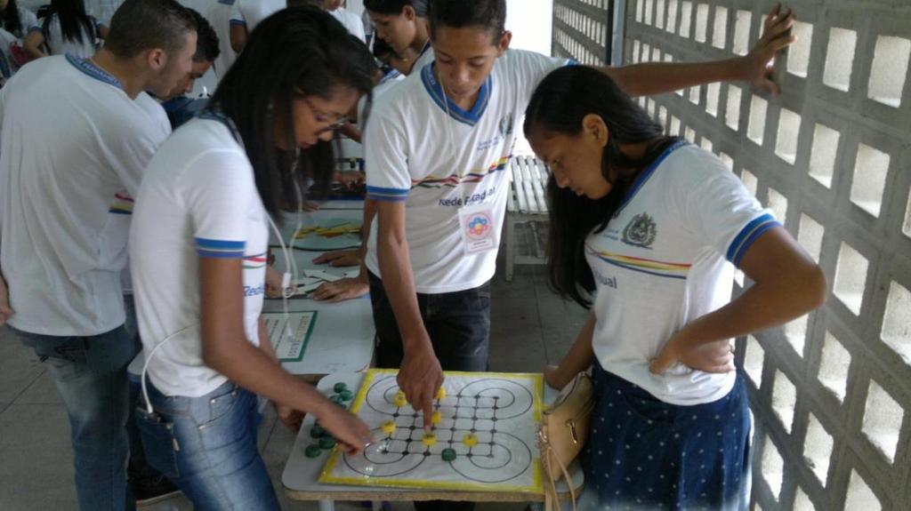 Foto 1: Laboratório de ensino da matemática Foto 2: Exposição de jogos matemático no dia da Matemática. REFERÊNCIA BIBLIOGRÁFICA LORENZATO, SÉRGIO (org.).