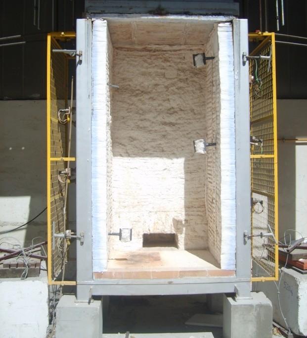 A base do forno é revestida por tijolos cerâmicos refractários (capazes de suportar elevadas temperaturas) e as suas paredes internas e de topo são revestidas com camadas de lã cerâmica, delimitando