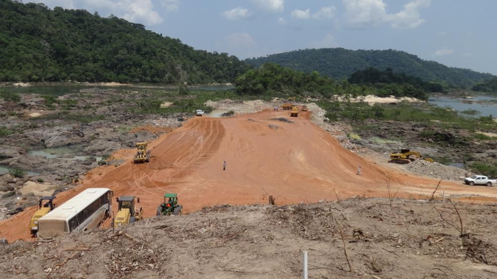 Vista geral da ensecadeira Atividades recentes: UHE São Manoel 1 700 MW 409,5 MW médios Início da construção do canteiro central; Início da execução da terraplanagem para a construção da ensecadeira.