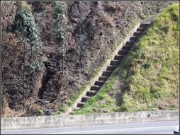 A cavitação, neste caso, ocorre em função das baixas pressões geradas pelo descolamento do escoamento, em alta velocidade, junto às quinas destas estruturas.