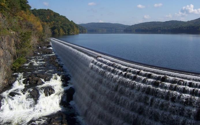 27 Sorensen (1985) também cita registros de um vertedouro construído em degraus na barragem de New Croton (EUA), construída entre 1892 e 1906 (Figura 11).