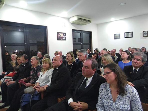 foto - 1ª PR Representando o Consistório, o Poderoso Irmão Garcia, 33 - Presidente, fez a entrega de uma placa alusiva à visita, ao Soberano Grande Comendador, e coube ao Poderoso Irmão Nilson de