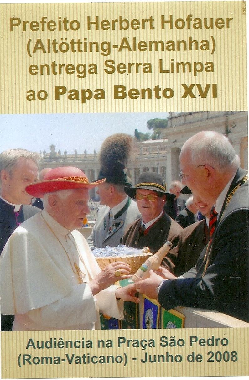 ANEXO V Prefeito Hebert Hofeur (altötting Alemanha) entrega Serra Limpa ao Papa Bento XVI.