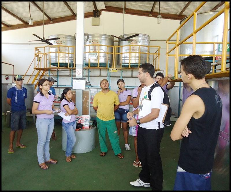 Fotografia 51: Produzindo a pesquisa. Alunos da E.E.E.F.M Sagrado Coração de Jesus Duas Estradas/PB, recebem do autor da pesquisa explanações acerca do contexto geográfico da Cachaça Serra Limpa.