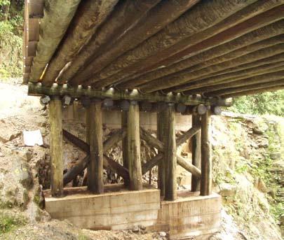 Outro benefício é seu menor preço comparado à ponte toda em concreto (CALIL JUNIOR, 2006). A Figura 6 mostra vários aspectos de pontes mistas. Figura 6. Pontes mistas.