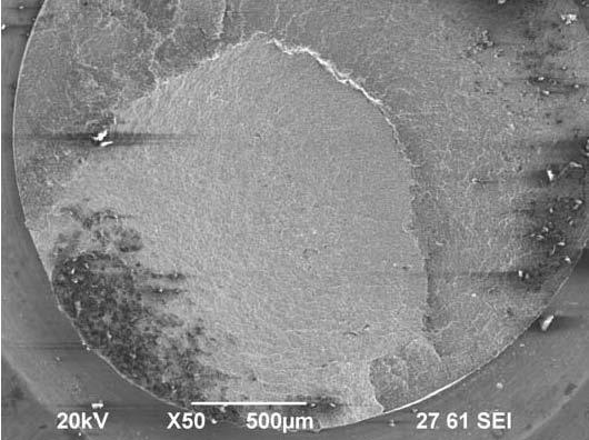 Analisando-se a superfície de fratura através do microscópio eletrônico de varredura (MEV), pode-se constatar que as regiões próximas à