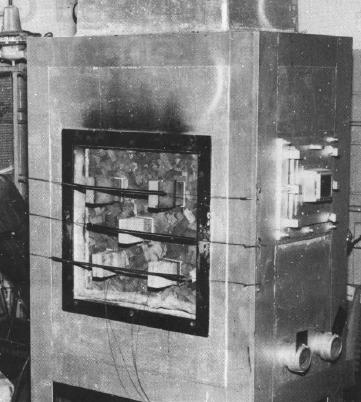 13 Forno horizontal a gás para realização de ensaio de resistência ao fogo sob flexão. Fonte: White (1990). Figura 2.14 Forno vertical a gás para ensaios com amostras de pequenas dimensões.